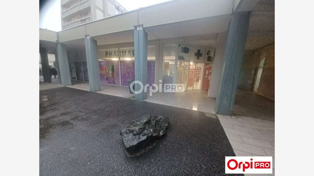 Vente entrepôt 130m² à Bourg de Péage