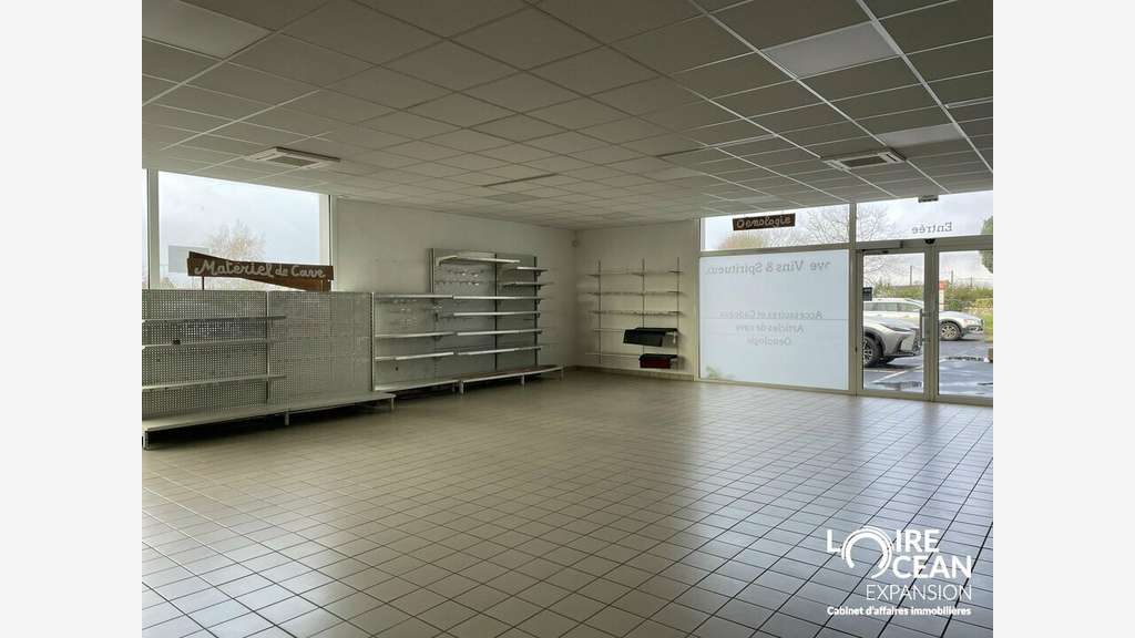 Local commercial de 780m² à vendre à Vallet