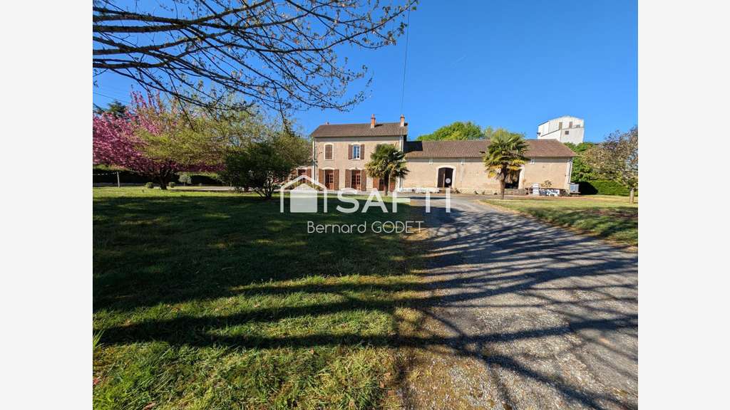 Propriété de caractère au cœur d’un village de cha