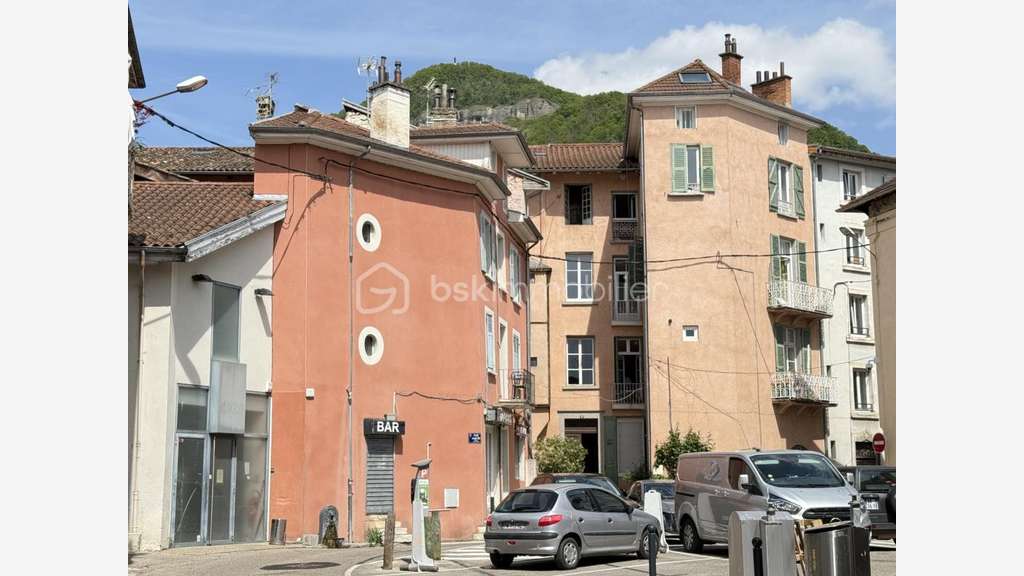 Vente ensemble immobilier atypique à Voiron centre