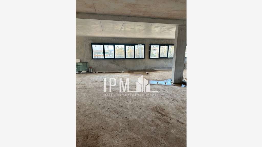 A vendre local commercial de 122m² à Aubagne 13400