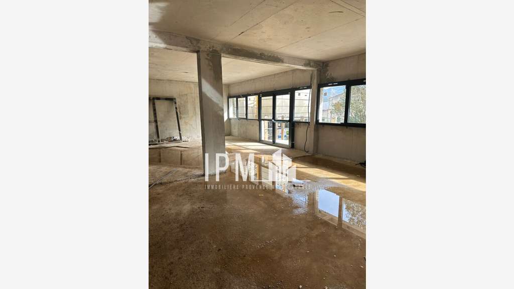 A vendre local commercial de 255m² à Aubagne 13400