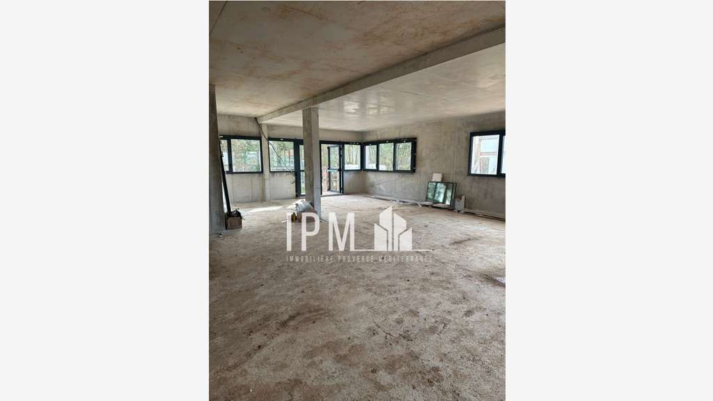 A vendre local commercial de 255m² à Aubagne 13400