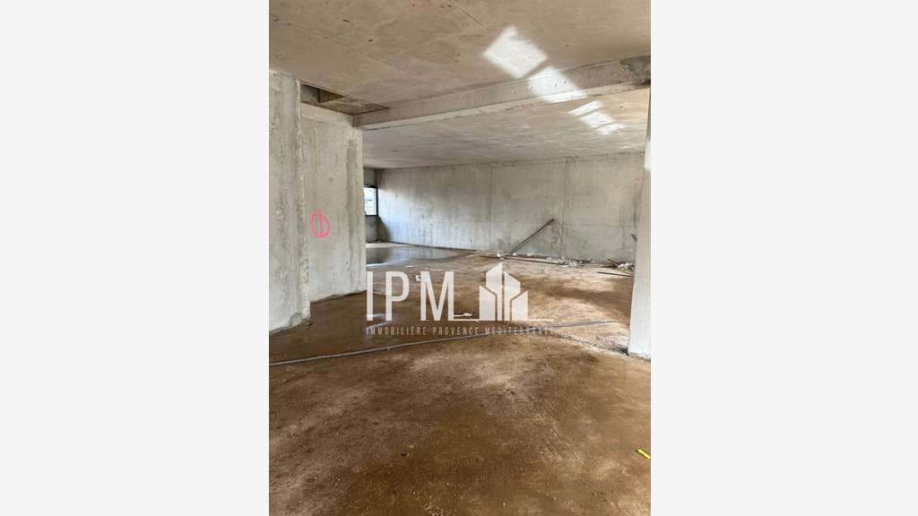 A vendre local commercial de 255m² à Aubagne 13400
