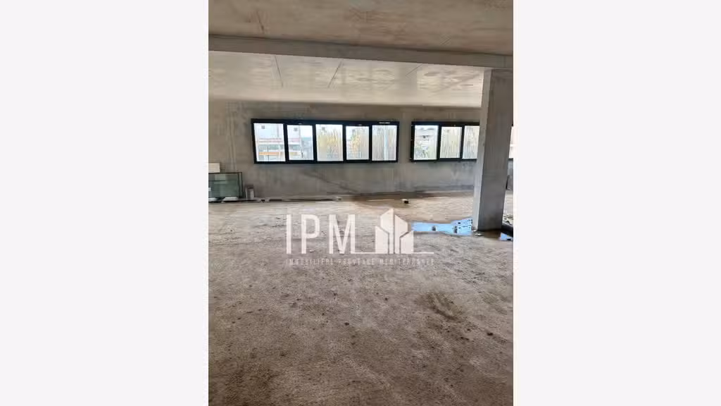 A vendre local commercial de 272m² à Aubagne 13400