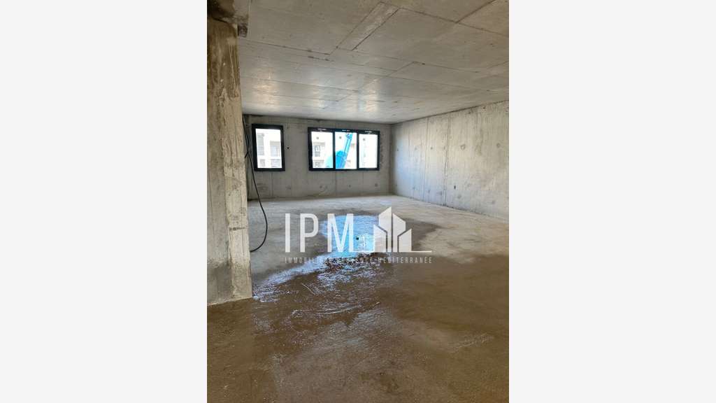 A vendre local commercial de 272m² à Aubagne 13400