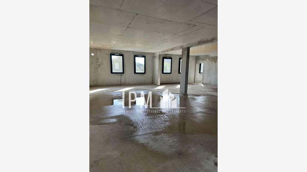 A vendre local commercial de 272m² à Aubagne 13400