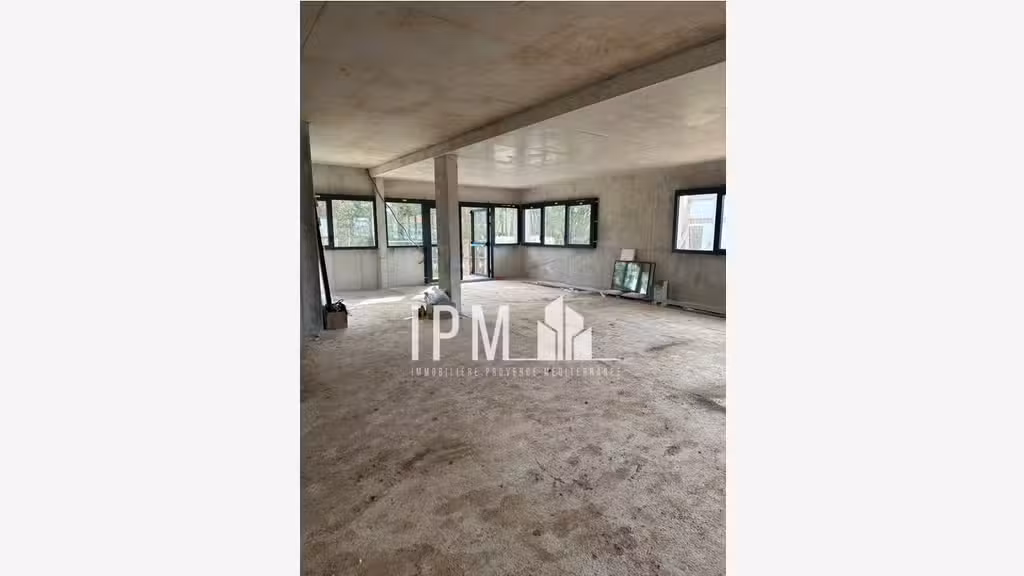A vendre local commercial de 272m² à Aubagne 13400