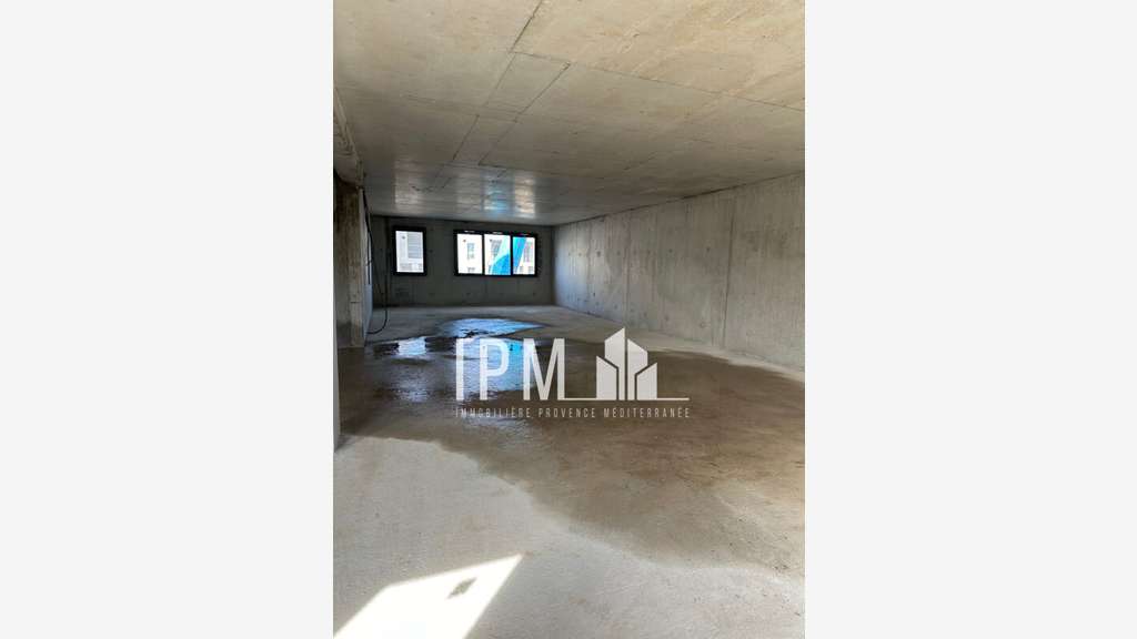 A vendre local commercial de 272m² à Aubagne 13400