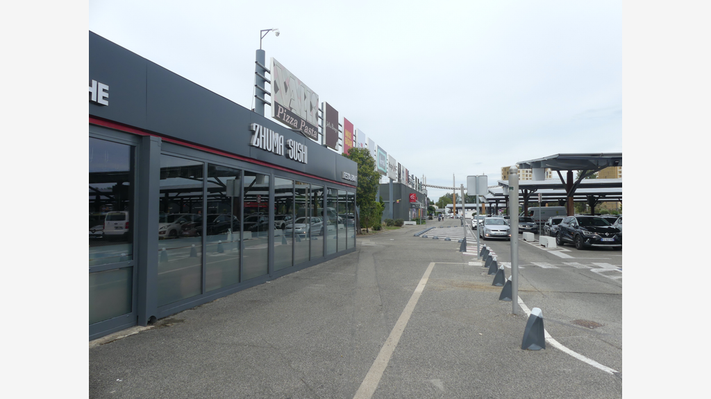 AV local premium 150m² galerie marchande à Avignon