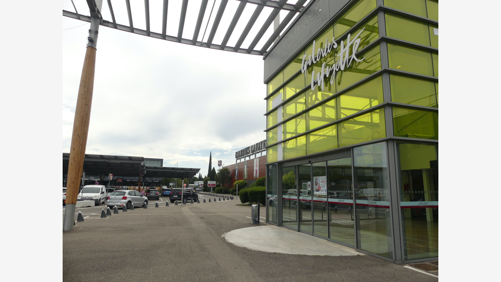 AV local premium 150m² galerie marchande à Avignon