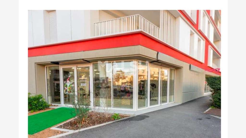 Local 151m² à vendre ou à louer à La Verpillière