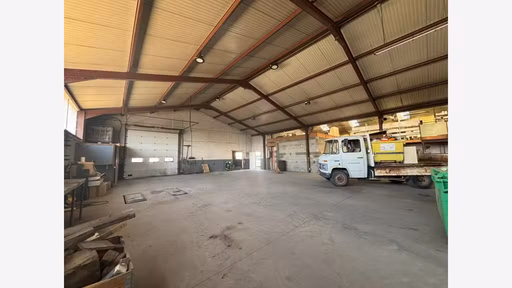 Vente ancien garage avec magasin à Bouchaud 