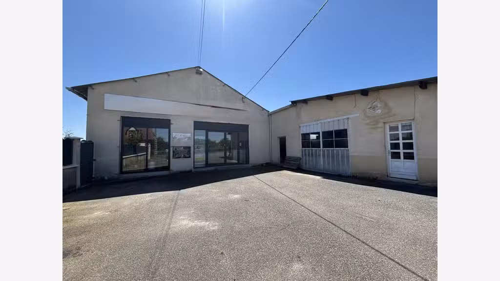 Vente ancien garage avec magasin à Bouchaud 