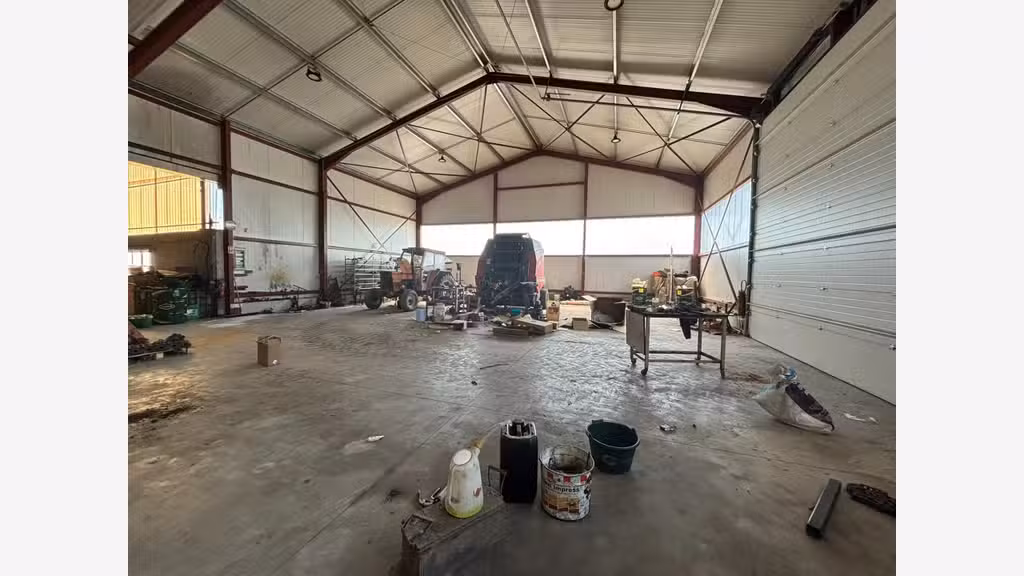 Vente ancien garage avec magasin à Bouchaud 