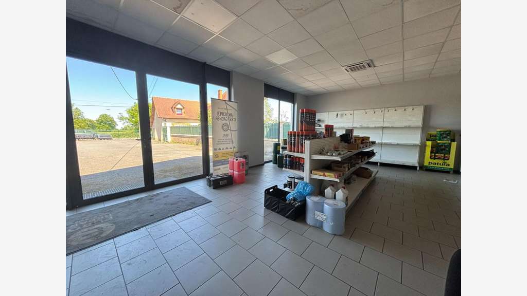 Vente ancien garage avec magasin à Bouchaud 