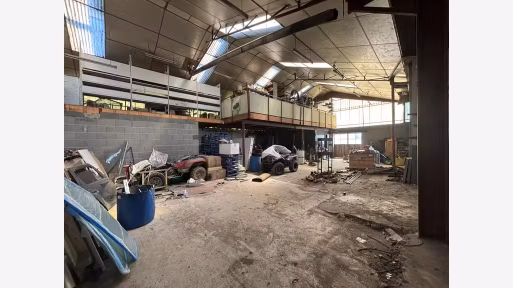 Vente ancien garage avec magasin à Bouchaud 