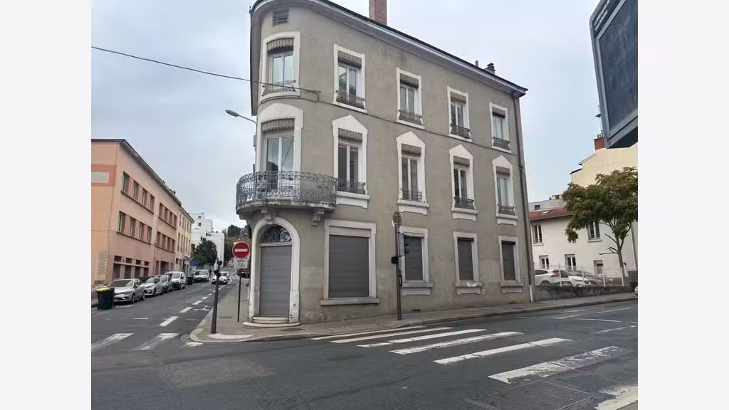 Local 96m² à vendre angle de rues à Lyon 9eme 