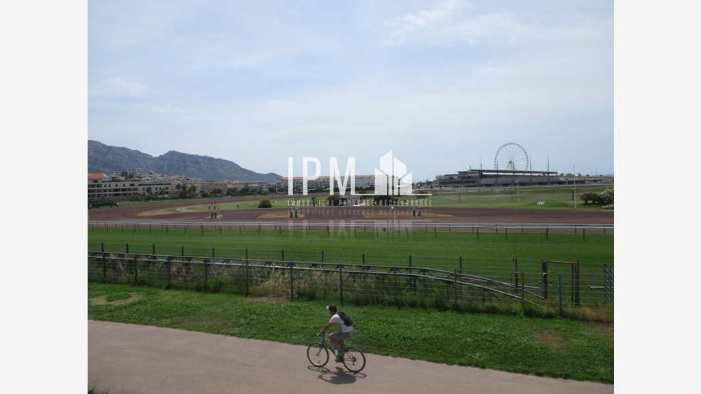 Vente local commercial 2470m² à Marseille 10e