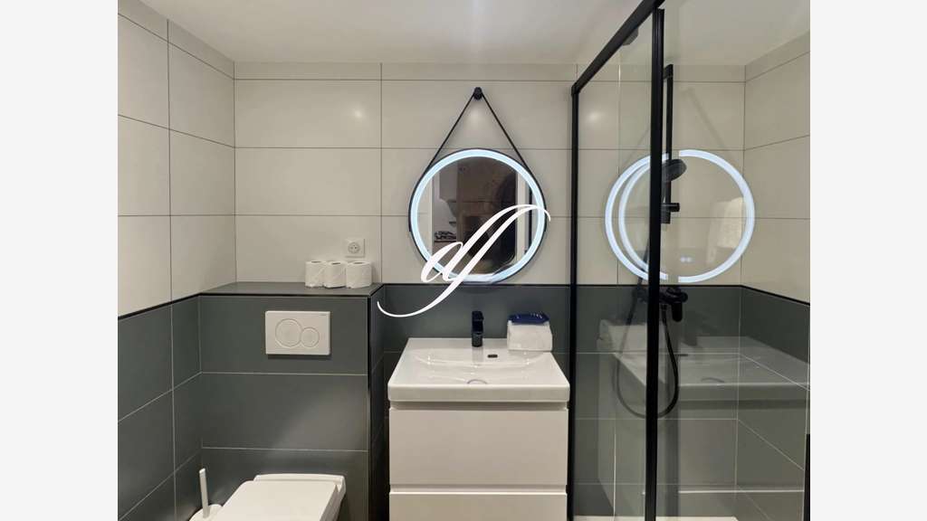 Vente local rénové avec mezzanine à  Paris 5ème