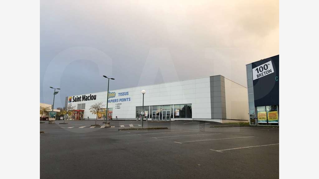 Vente cellule commerciale 950m² à Lannion Rusquet