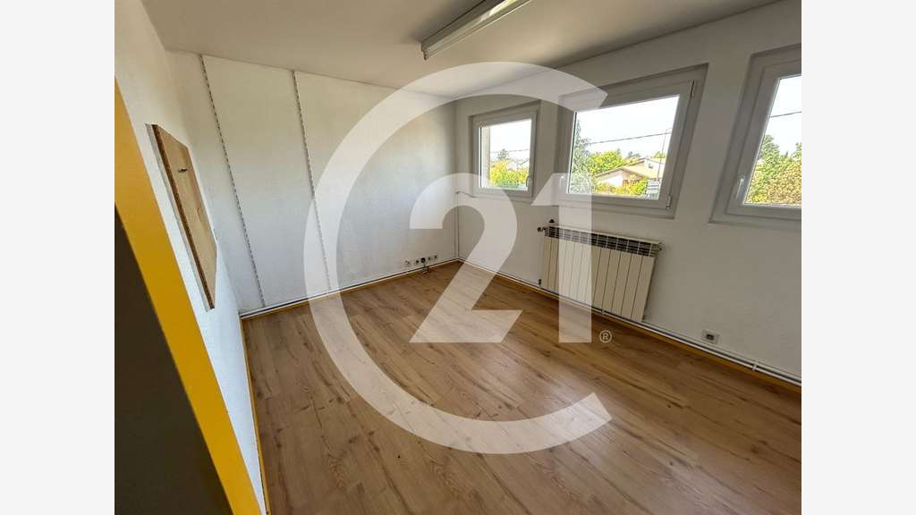 Locaux 740m² sur axe passant, entrée de Valence 