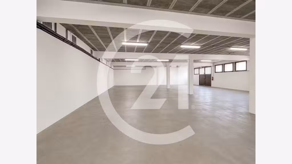 Locaux 740m² sur axe passant, entrée de Valence 