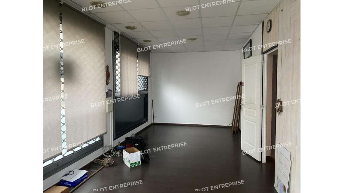 A vendre local professionnel de 62m² à St Servan