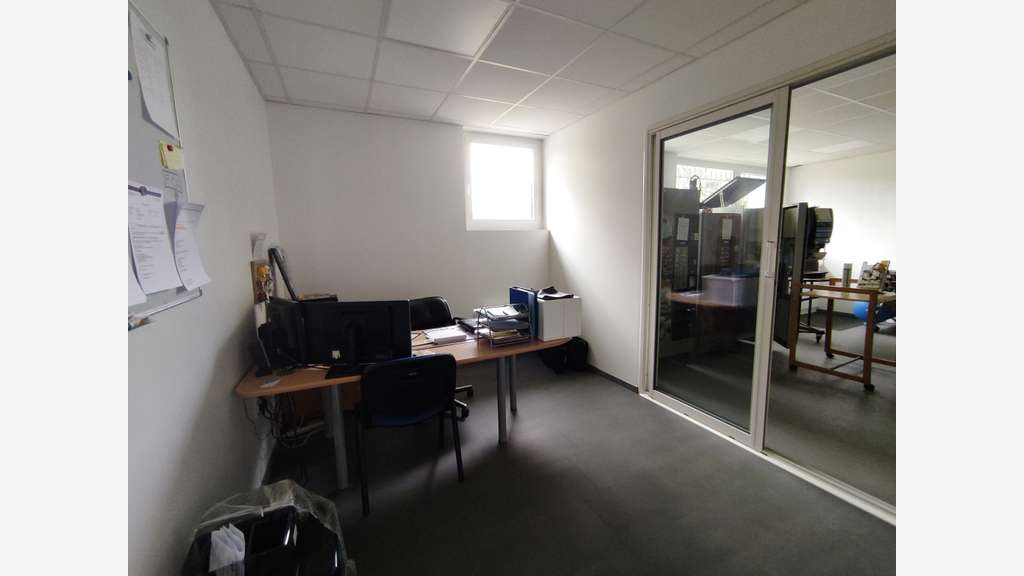 Vend local professionnel de 887m² Romans-sur-Isère