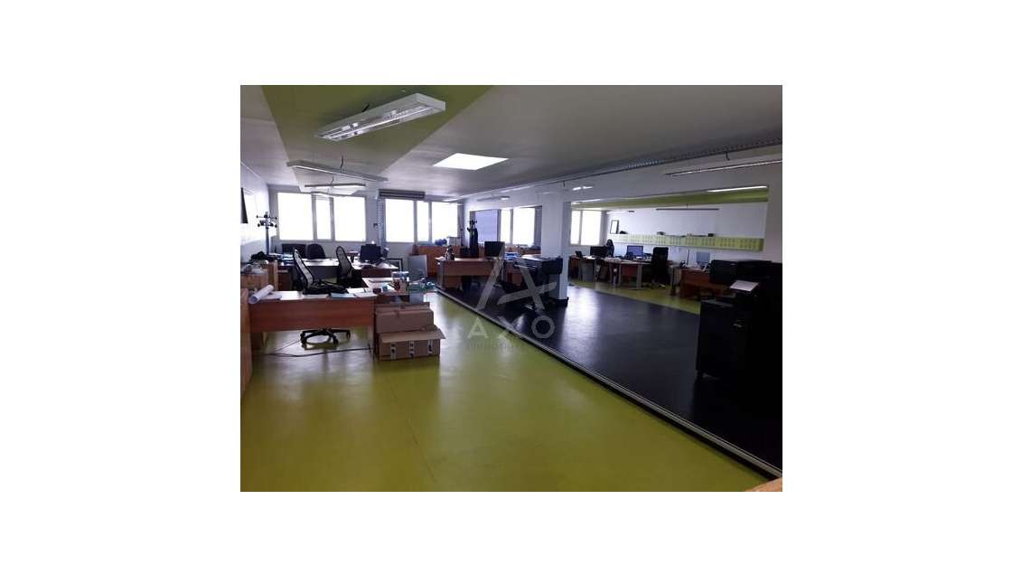 Locaux de 230m² en R+1 en za à Templemars