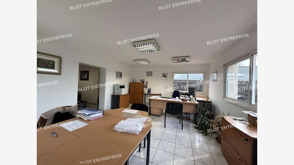 A vendre locaux d'activités bureaux 380m² à Vallet