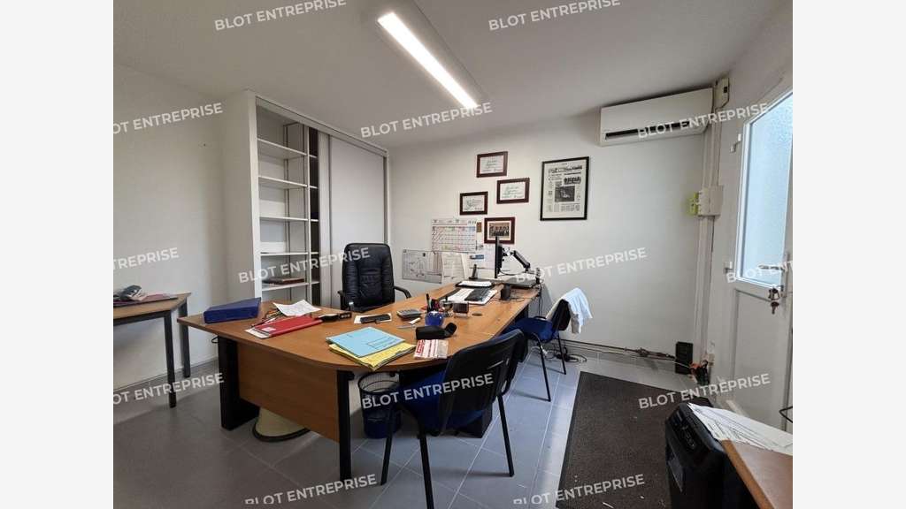 A vendre locaux d'activités bureaux 380m² à Vallet