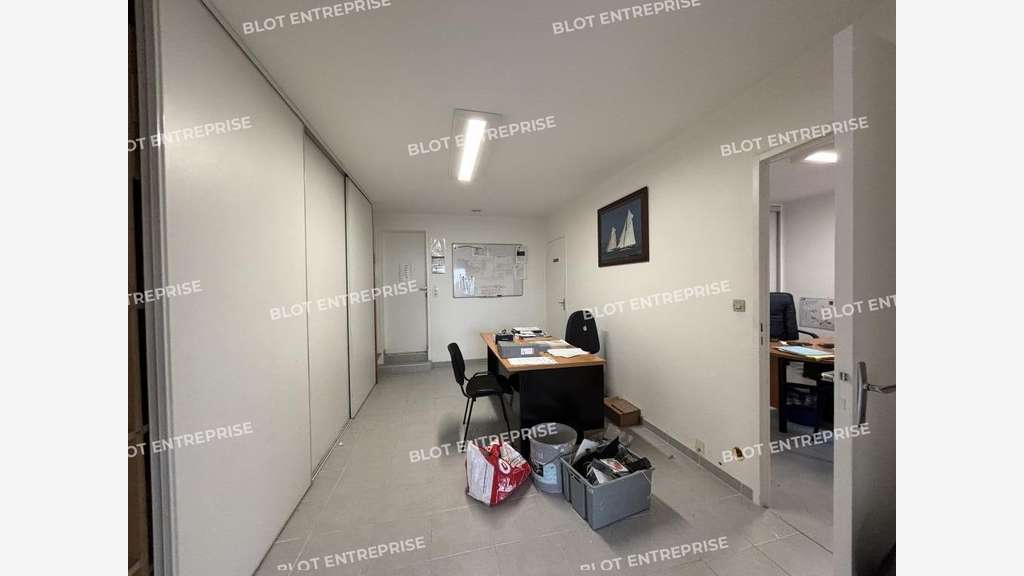 A vendre locaux d'activités bureaux 380m² à Vallet