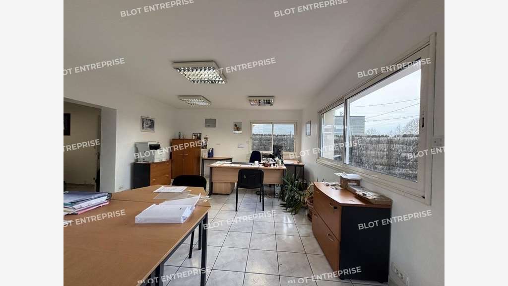 A vendre locaux d'activités bureaux 380m² à Vallet