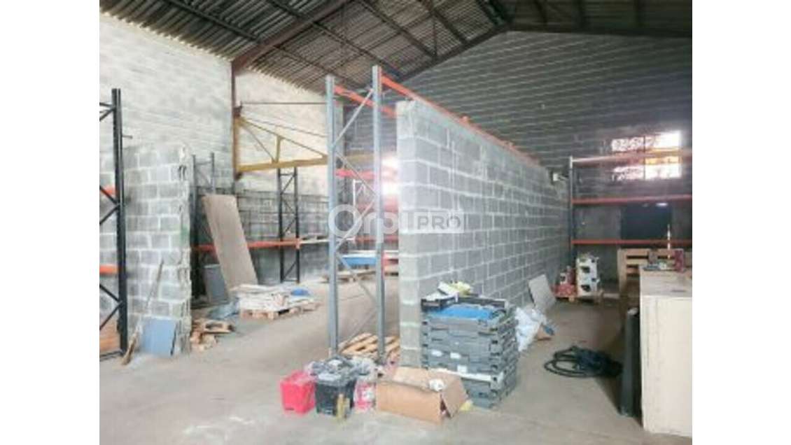 Local 704m² à vendre zone Chateauguay Montluçon