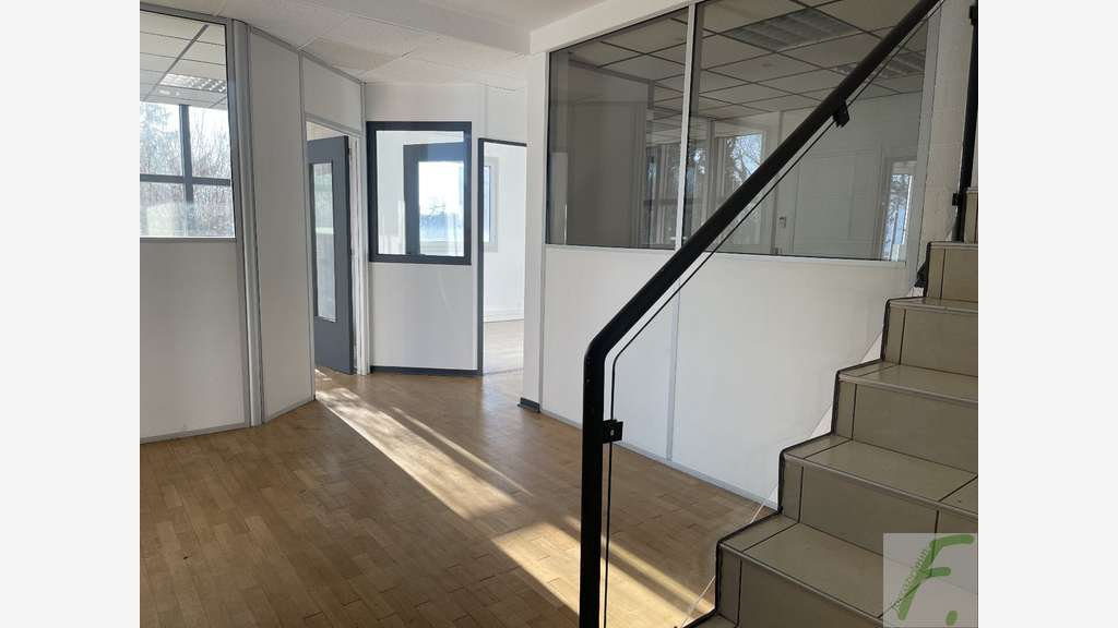 A vendre local d'activité et bureaux 1326m² Voiron