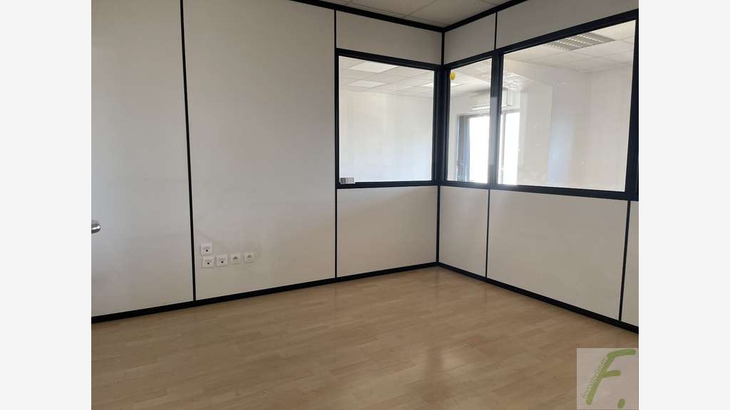 A vendre local d'activité et bureaux 1326m² Voiron