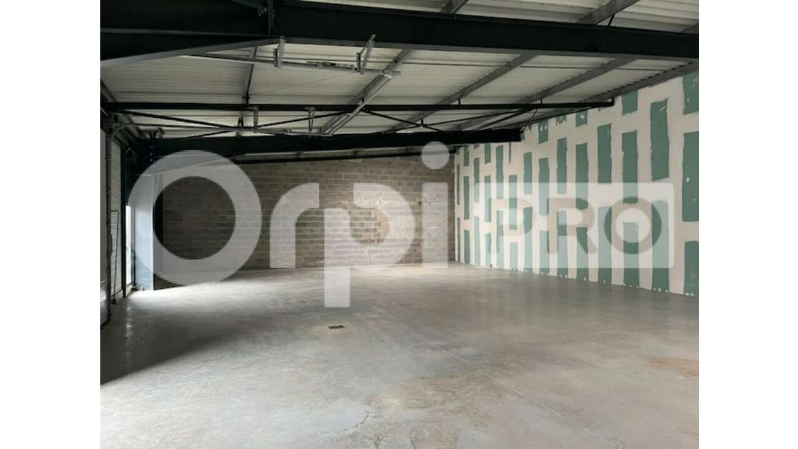 A vendre local stockage 256m² à La Pallice