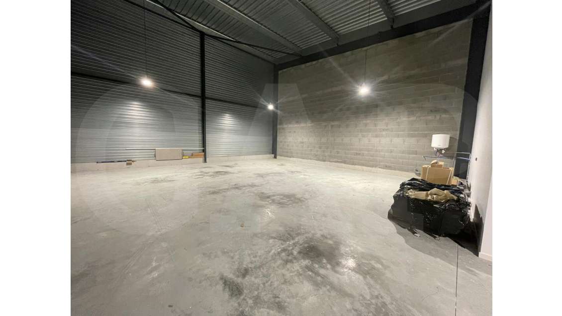 Local à vendre 300m² à Liffré A84