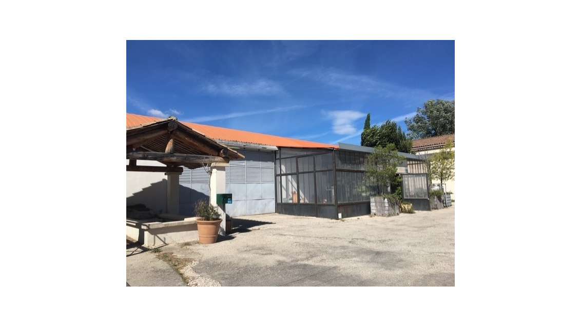 A vendre local d'activités de 470m² à Mormoiron