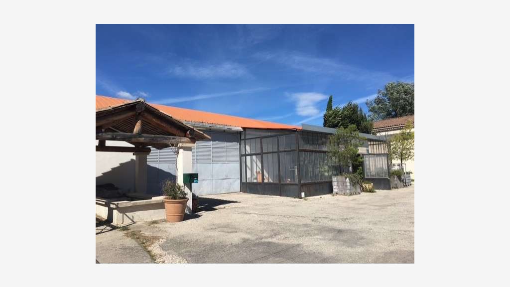 A vendre local d'activités de 470m² à Mormoiron