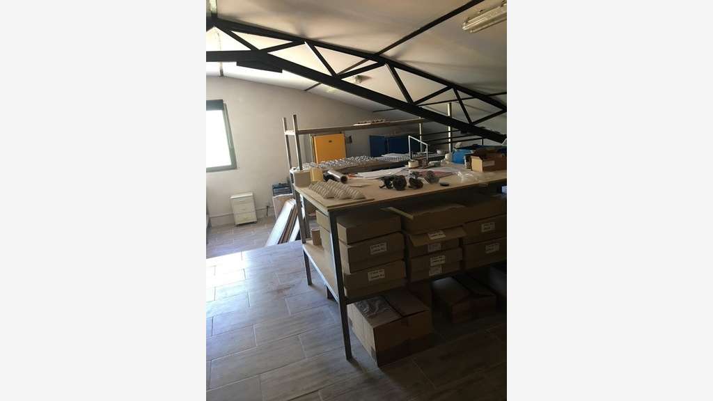 A vendre local d'activités de 470m² à Mormoiron