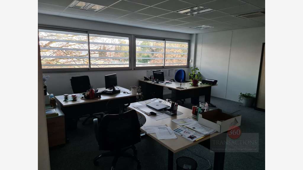 À Vendre bureaux entrepôt de 3432m² à Auterive