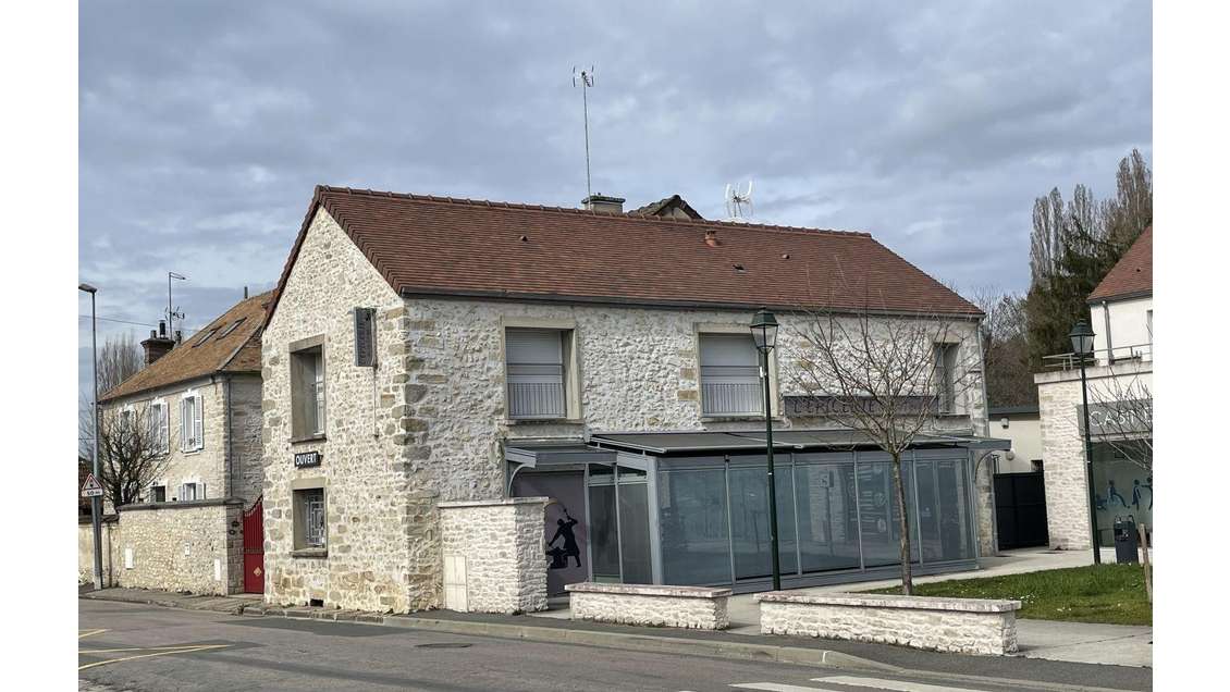 Vente murs commerciaux 180m² au centre de Cély 