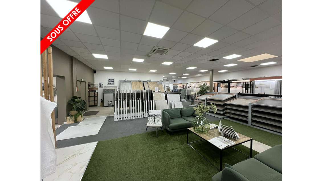 Local commercial 600m² à vendre à Châteaubernard 