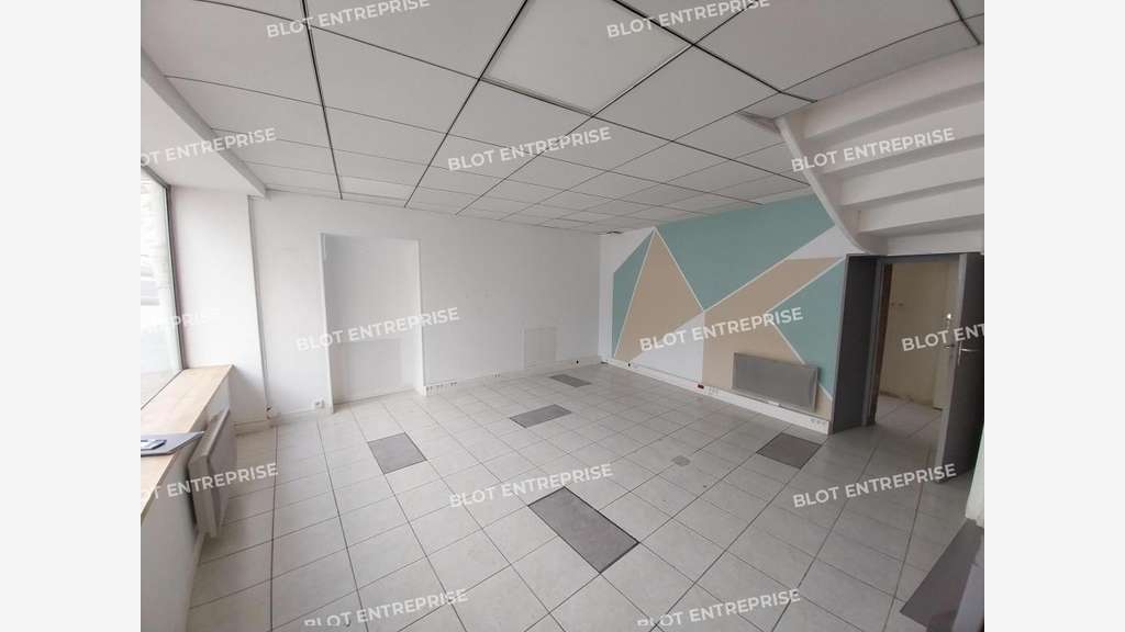 À vendre local commercial bureaux 64m² à Locmine
