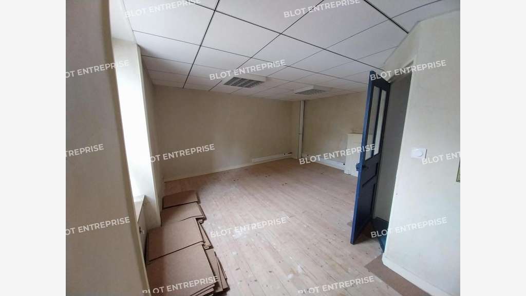 À vendre local commercial bureaux 64m² à Locmine