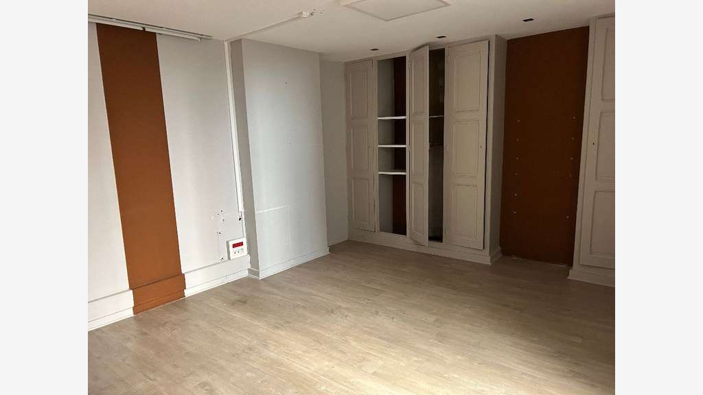 Cède bureaux lumineux de 150m² en centre-ville Ain