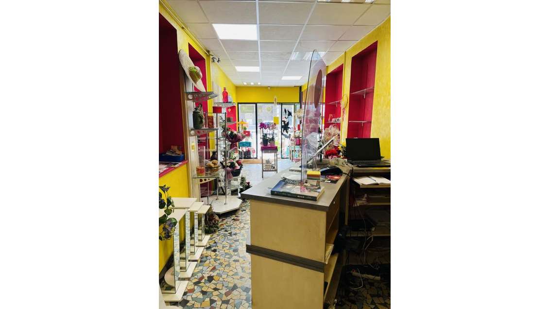 AV local commercial spacieux 125m² à Morestel