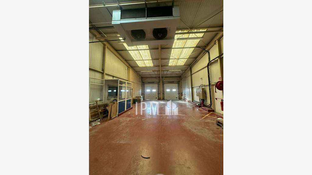 A vendre local d'activité 2430m² à Lançon-Provence